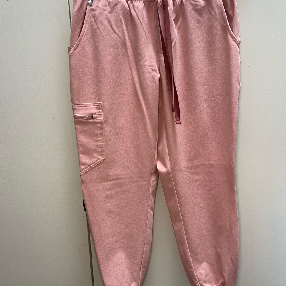 Figs sand pink scrub set